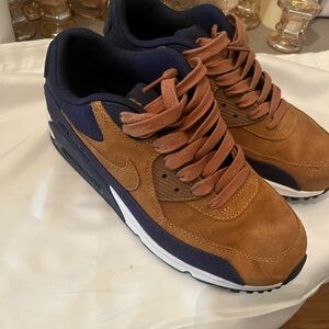 NWOT Big Kid’s Nike Air Max 90 Premium ALE BROWN